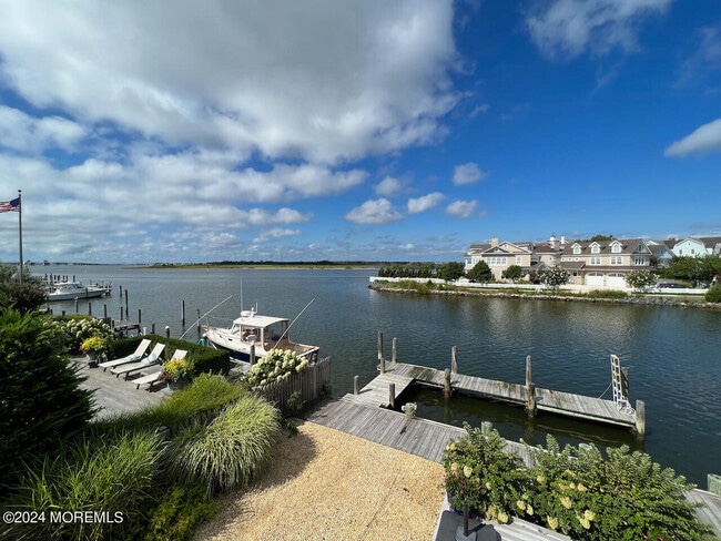 980 Barnegat Ln