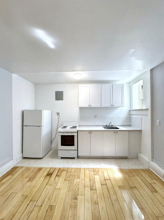 Building Photo - WELLESLEY APARTMENTS