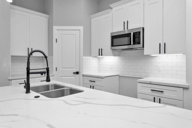 Building Photo - 6918 Dumble St Rental