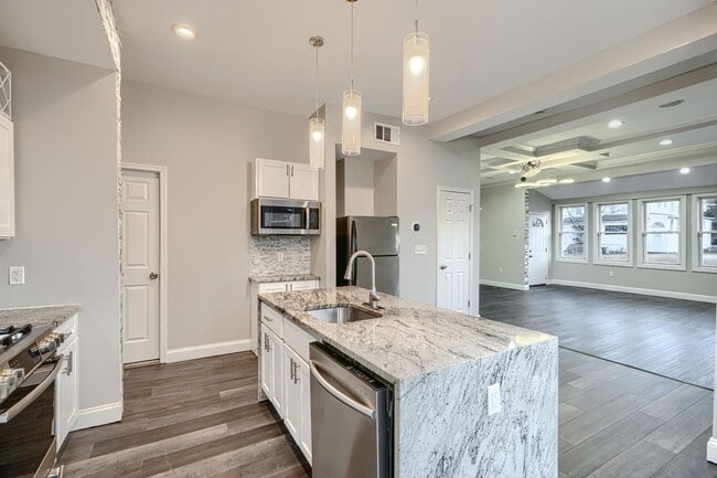 Building Photo - 4012 Fernhill Ave Unit 1FL