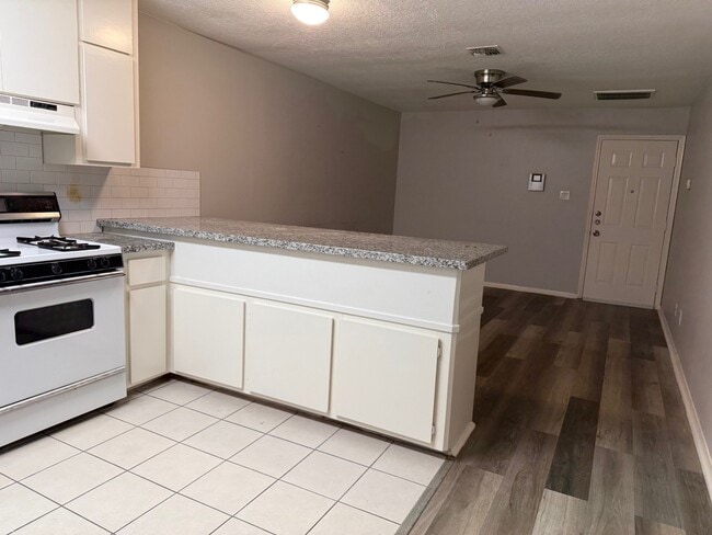 Building Photo - 400 W Texas Ave