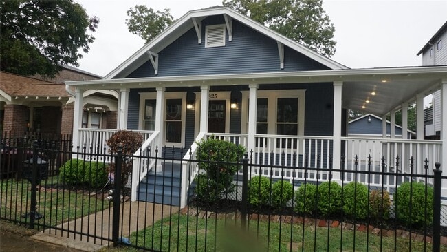 Building Photo - 825 Algregg St