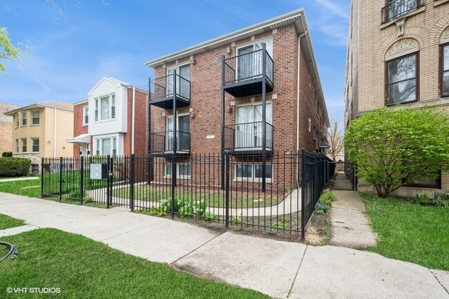 Photo - 7411 N Claremont Ave Unidad 1E Rental