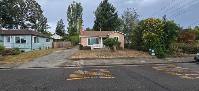 Building Photo - Walking Distance to Downtown Sebastopol