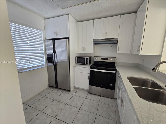 Photo - 8700 N Sherman Cir Unit 108