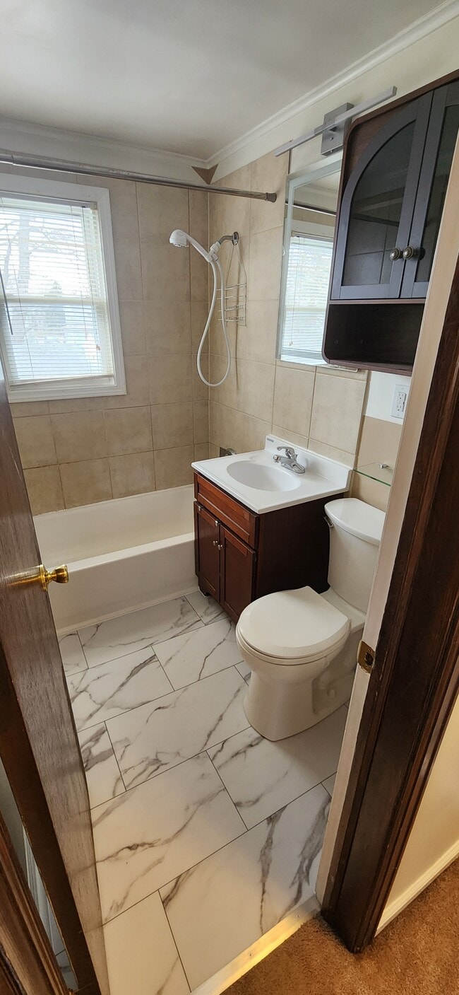 Bathroom - 72 Montfort Dr Unit Apt1
