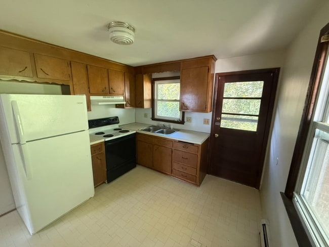 Building Photo - 372 Park St Rental