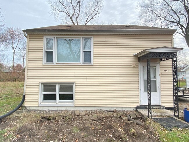 Building Photo - 3 Bed 1.5 Bath Home In Gary
