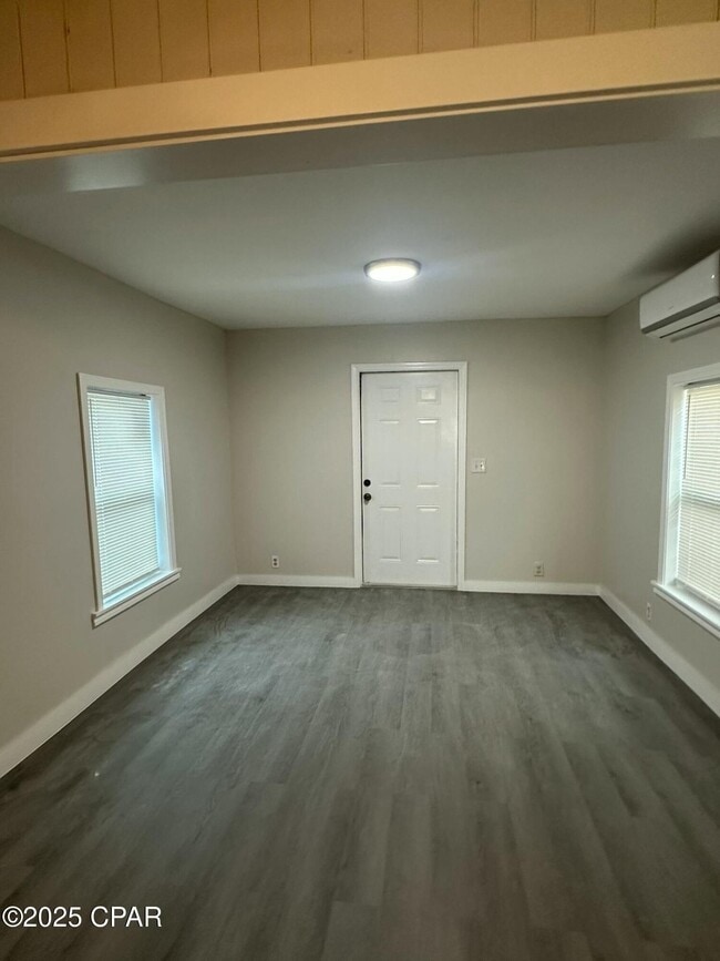 Photo - 2722 E 6th St