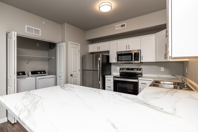 2BR, 2BA - 1,000 SF - Kitchen - Sycamore Suites Apartments