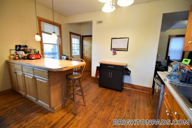 Photo - 346 Faneuil St Unidad 2