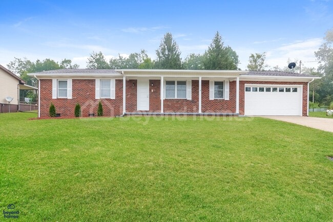 Building Photo - Freshly Renovated 3 Bedroom 2 Bath Home - Looking for You!