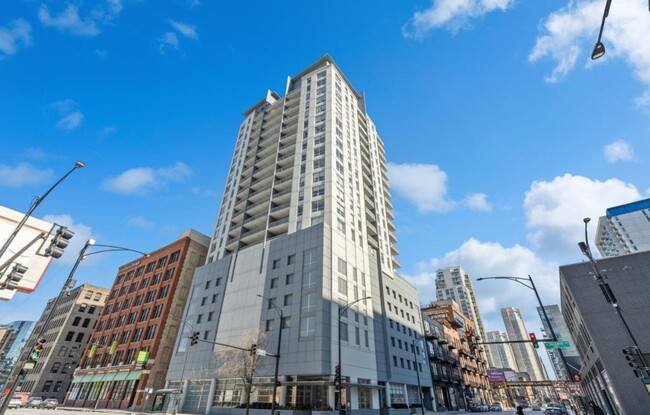 Building Photo - 330 W Grand Ave Unit 1005
