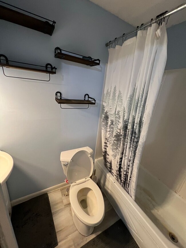 Photo - Charming 2 bedroom, 2 bathroom home located in East Peoria, IL.