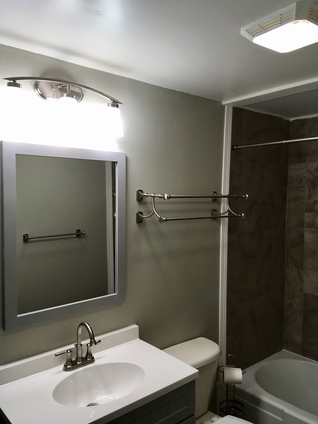 Photo - 214 W Thomas St