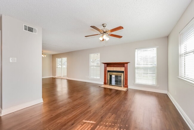 Photo - 1521 Lincolnshire Way