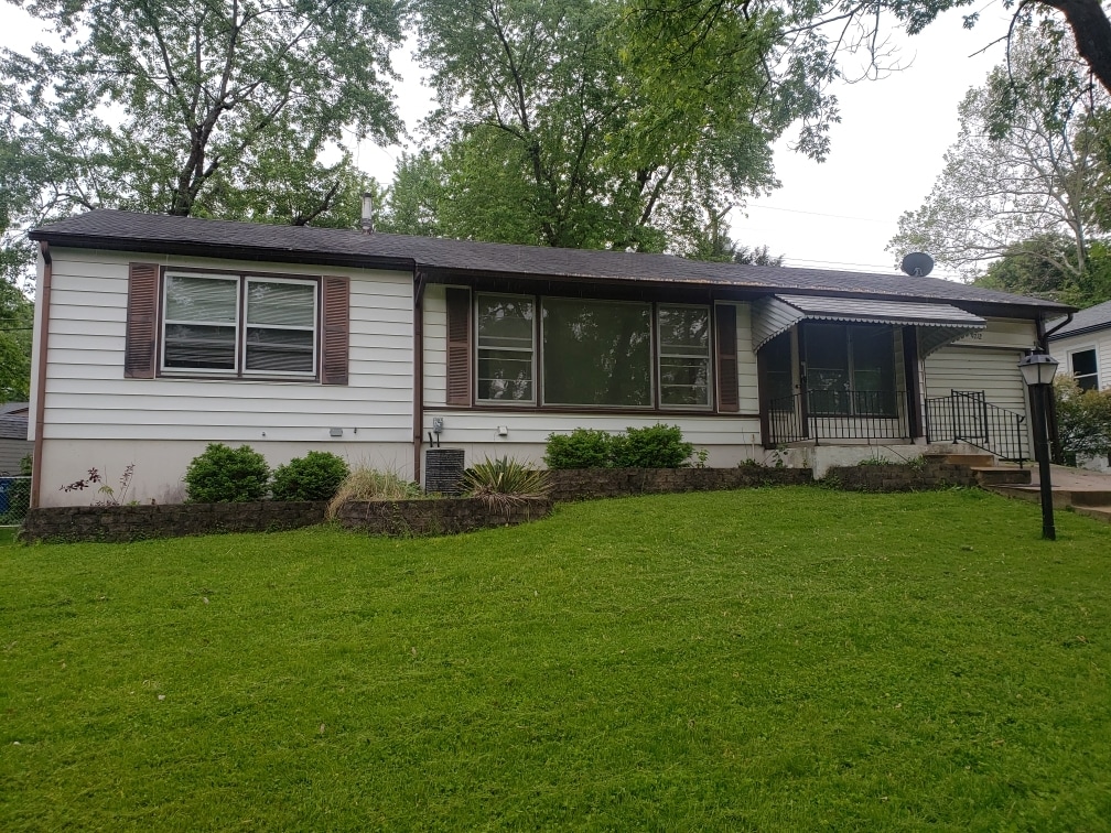 Newly remodeled 2 bedroom, 1 bath Ranch style home located in Affton - 9212 Hallock Dr
