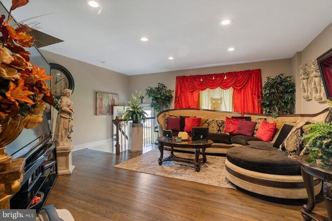 Photo - 2874 Tolbut St