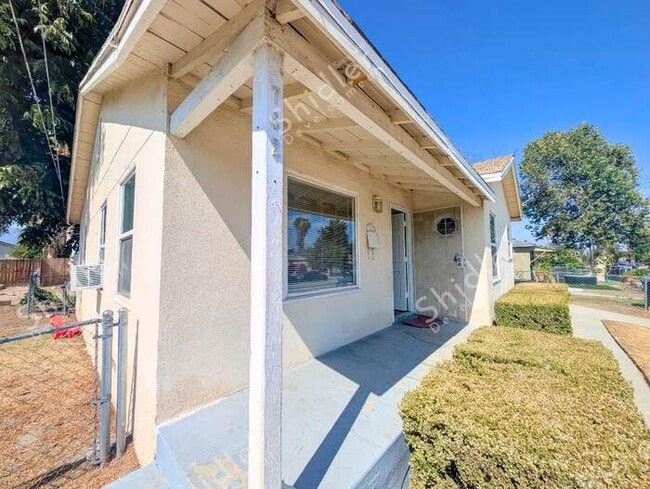 2 Bedroom 1 Bath with Laundry