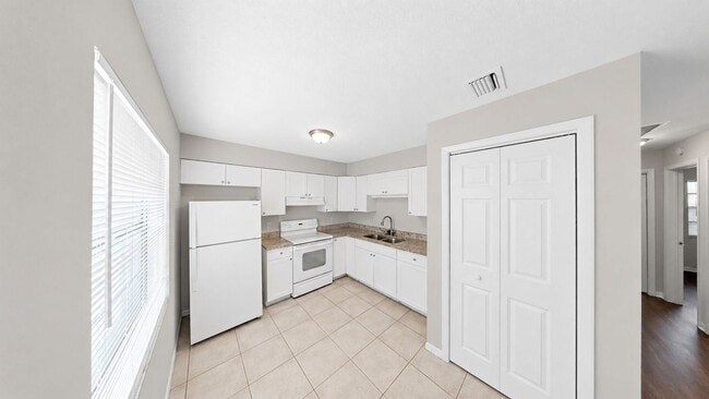 Photo - 921 E Poinsettia Ave Unit B