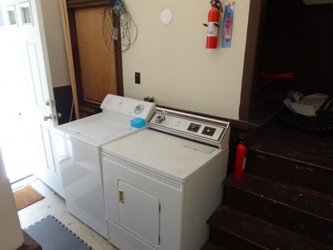 Photo - Bright Large luxury unit, High-End tiled bathrooms, In-Unit Washer and Dryer, Central Heat, AC, P...