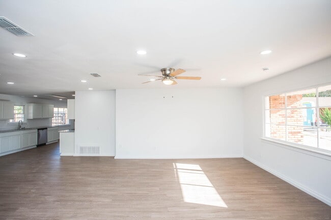 Photo - 6004 Vernon Ave