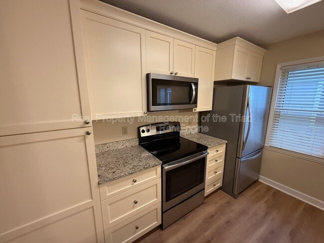 Photo - 230 Oakwood Ct