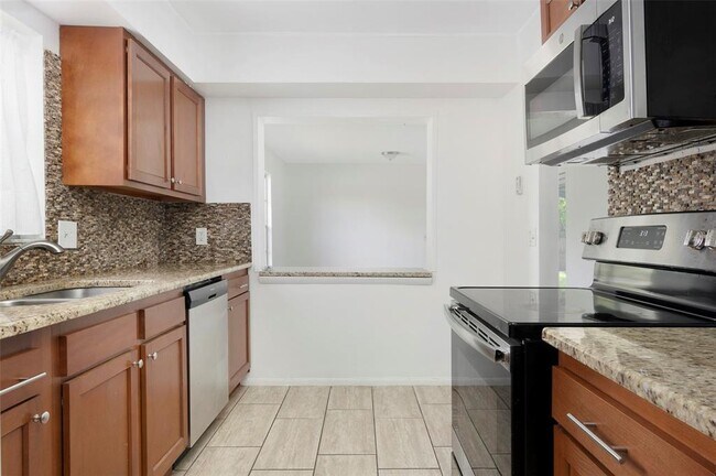 Photo - 7670 8th St N