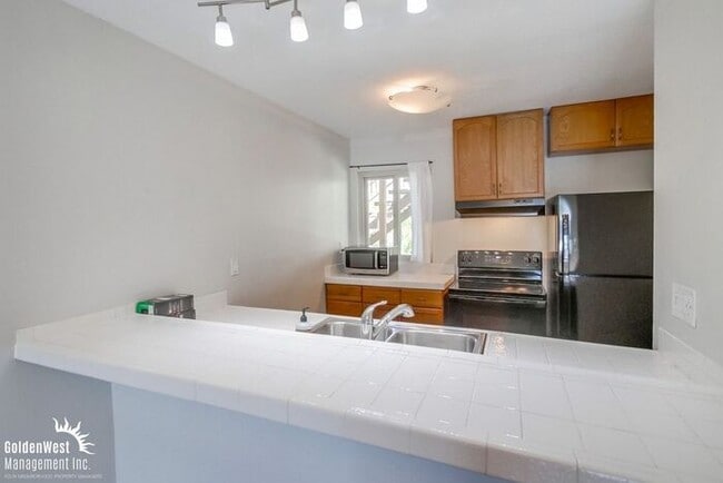 Stylish 2Bdm 1Ba Condo in Gated Clairemont Mesa Community!