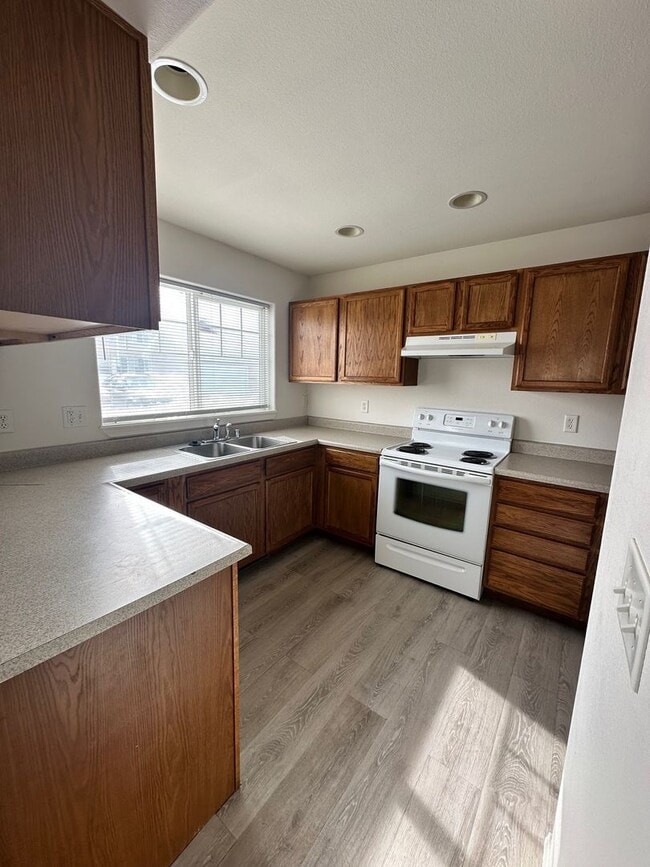 Photo - Lovely 3 Bedroom Apartment- Close to Schools/Parks! Unit B