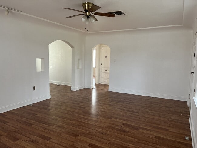 Building Photo - 901 Castaic Ave