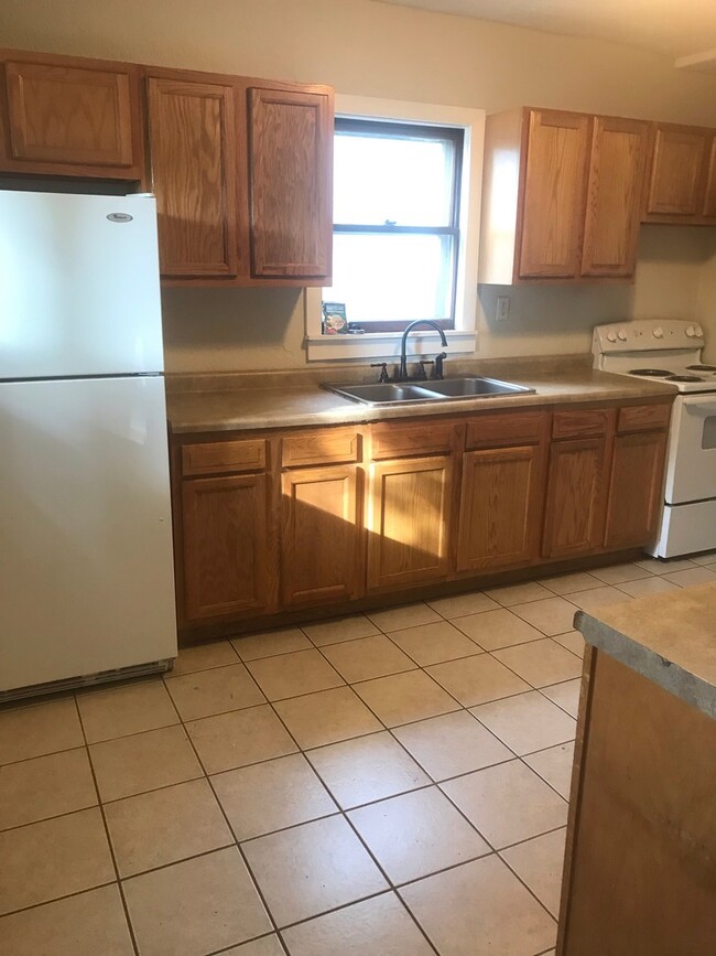 Building Photo - Single Family Home - LAUNDRY INCLUDED! HUGE YARD!