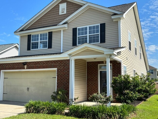 Spacious 5-Bedroom Home with First-Floor P... - Spacious 5-Bedroom Home with First-Floor P...