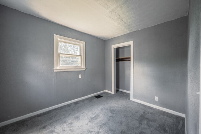 Photo - 5709 Luhn Ave