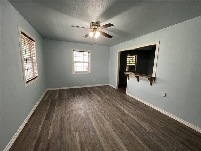 Photo - 304 Margaret Lee St