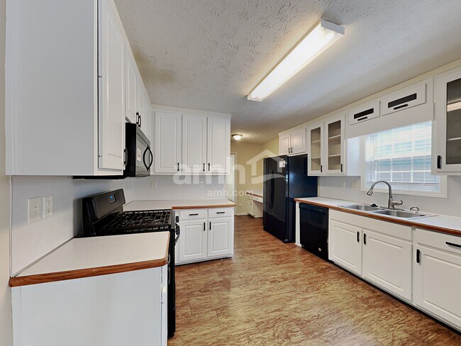 Photo - 725 Simon Ive Dr