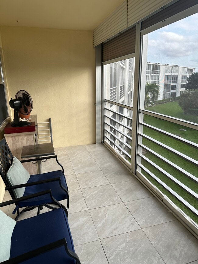 Building Photo - 3024 Hythe B Unit 3024 Rental