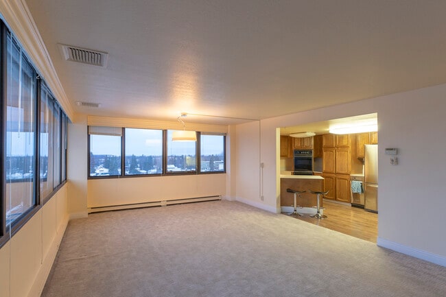 Dining/Bar/Kitchen - 1113 W Fireweed Ln Unit 600