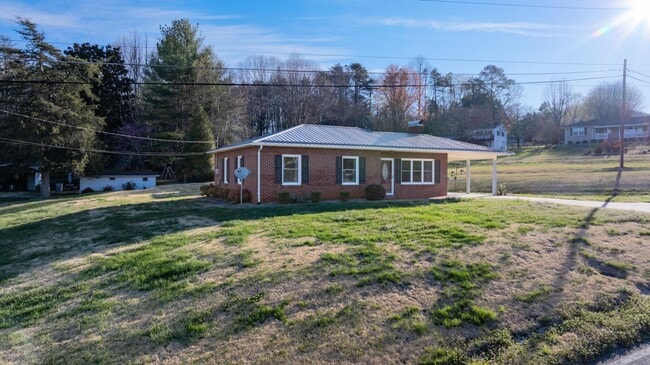 Building Photo - 313 Arrowood St SE
