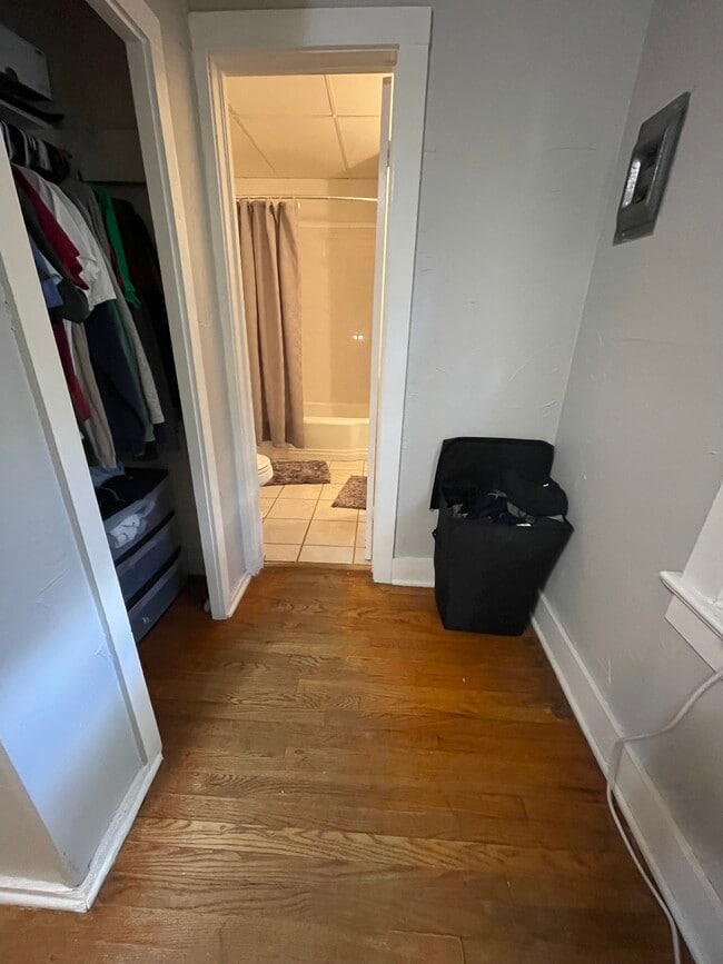 Bath Entrance - 710 Chautauqua Ave Unit 710-08