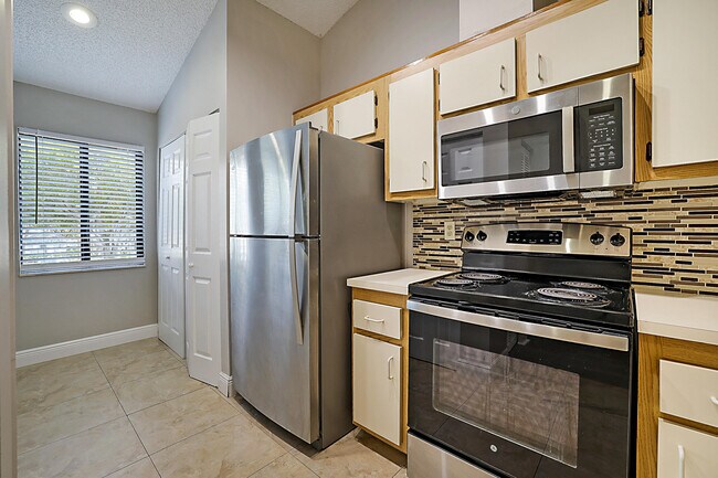 Photo - 605 Harbour Pointe Way