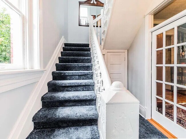 Foyer - 1338 College St