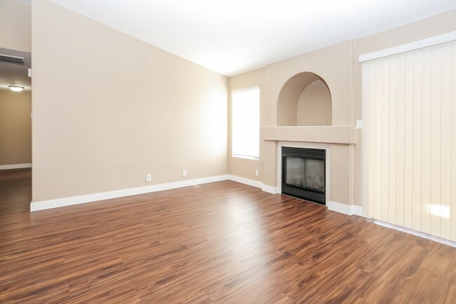 Photo - 925 Sunnyfield Way