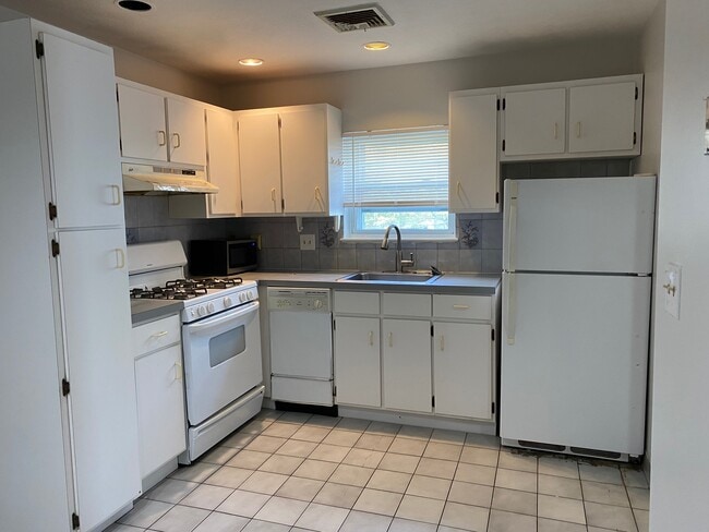 Building Photo - 15 Wave Ave Unit 3