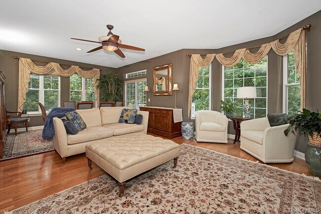 Photo - 1 Wyldwood Dr
