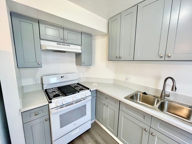 Building Photo - Newly Renovated 2 Bedroom Detached Unit 4349