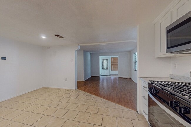 Photo - North Valley 4 Bedroom 2 Bath *Move-in Special* $1000 off 1st month rent if you sign by 11/30/25 Unit A