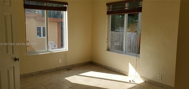 Photo - 1740 NE 148th St Unidad 01