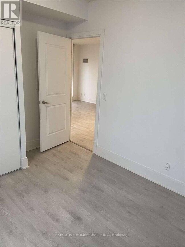 Photo - 330 Burnhamthorpe Rd E Unité 2707