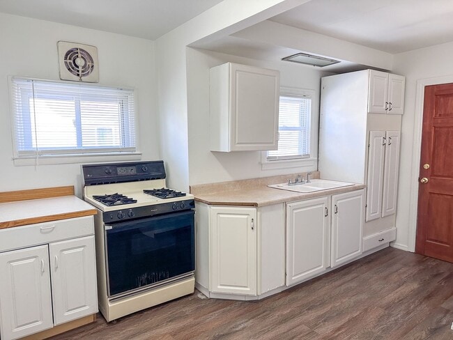 Photo - 703 Spencer St NE Unit Apt 1